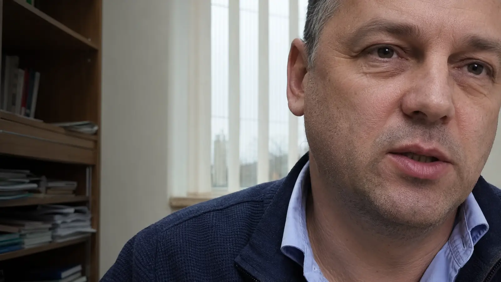 Длинный объектив в тесном кабинете: камера у стены получает только слишком крупный фрагмент лица